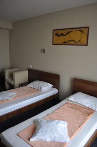 Отель Euro House Hotel Бая-Маре Двухместный номер с 2 отдельными кроватями-3
