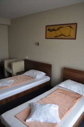 Отель Euro House Hotel Бая-Маре Двухместный номер с 2 отдельными кроватями-5